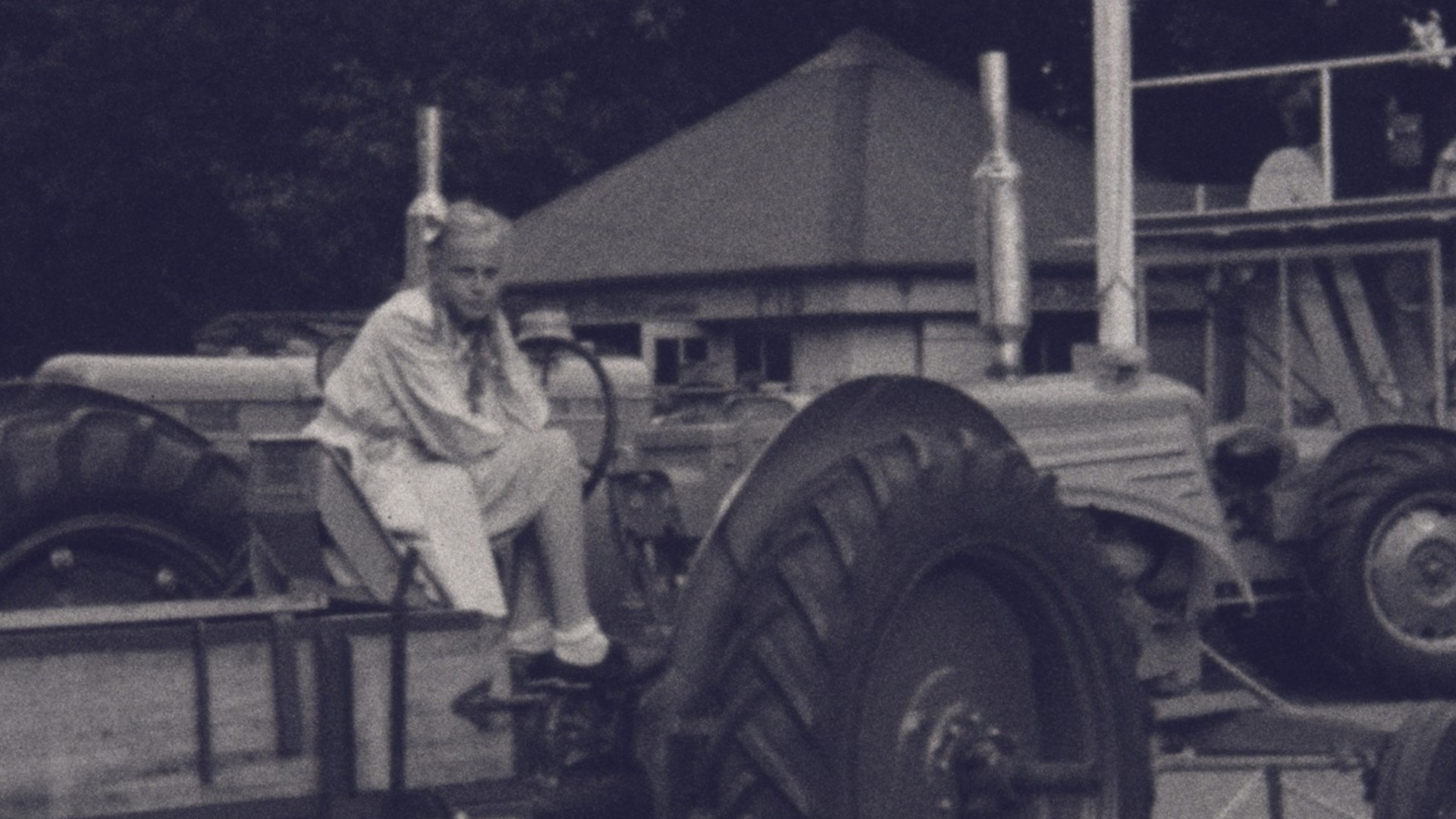 Een meisje op een tractor op de Landbouwtentoonstelling Groningen in 1948