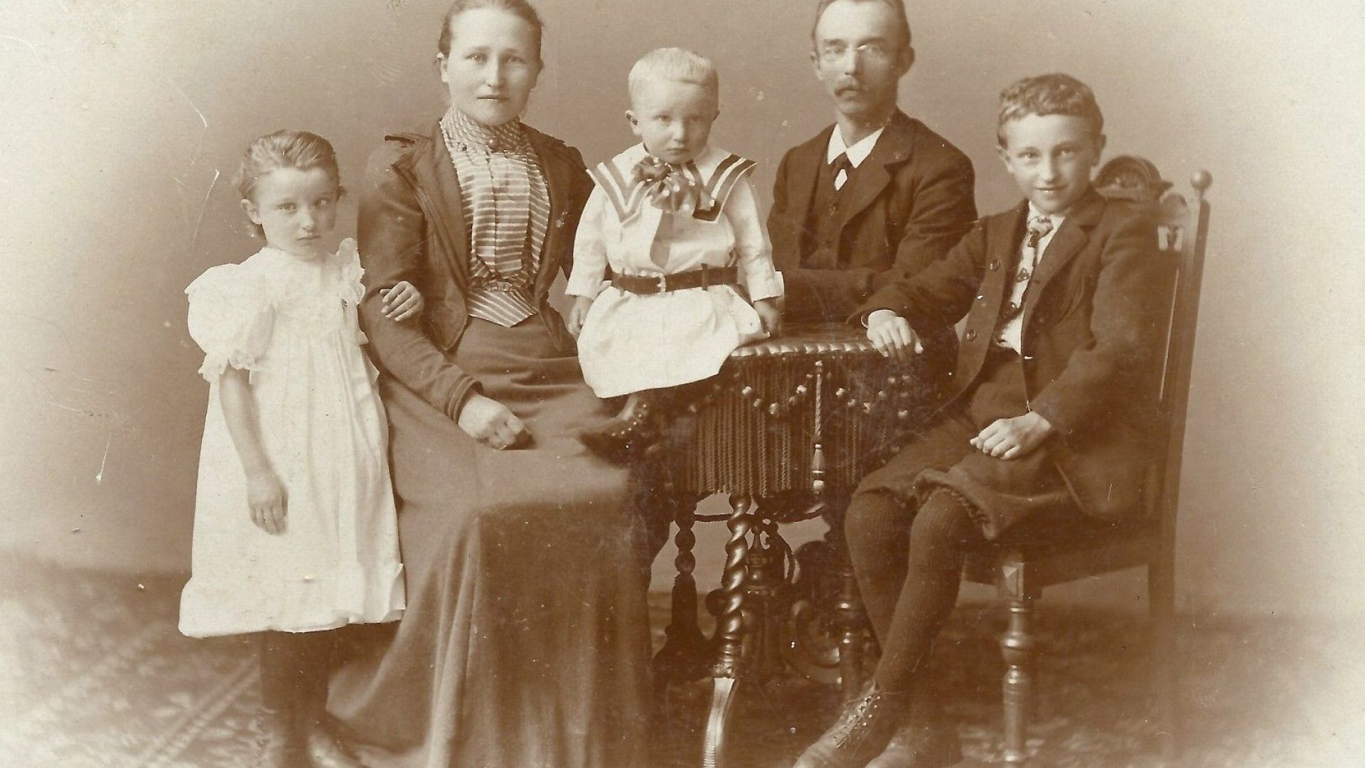 Het gezin van Hendrik Willem Heuvel in 1905, met uiterst rechts Johan Heuvel, de opa van Johan van Rhijn.