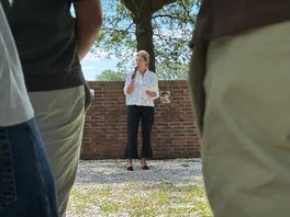 Staatssecretaris Claudia van Bruggen raakt halverwege herdenking onwel bij Muur tegen Geweld en breekt werkbezoek af