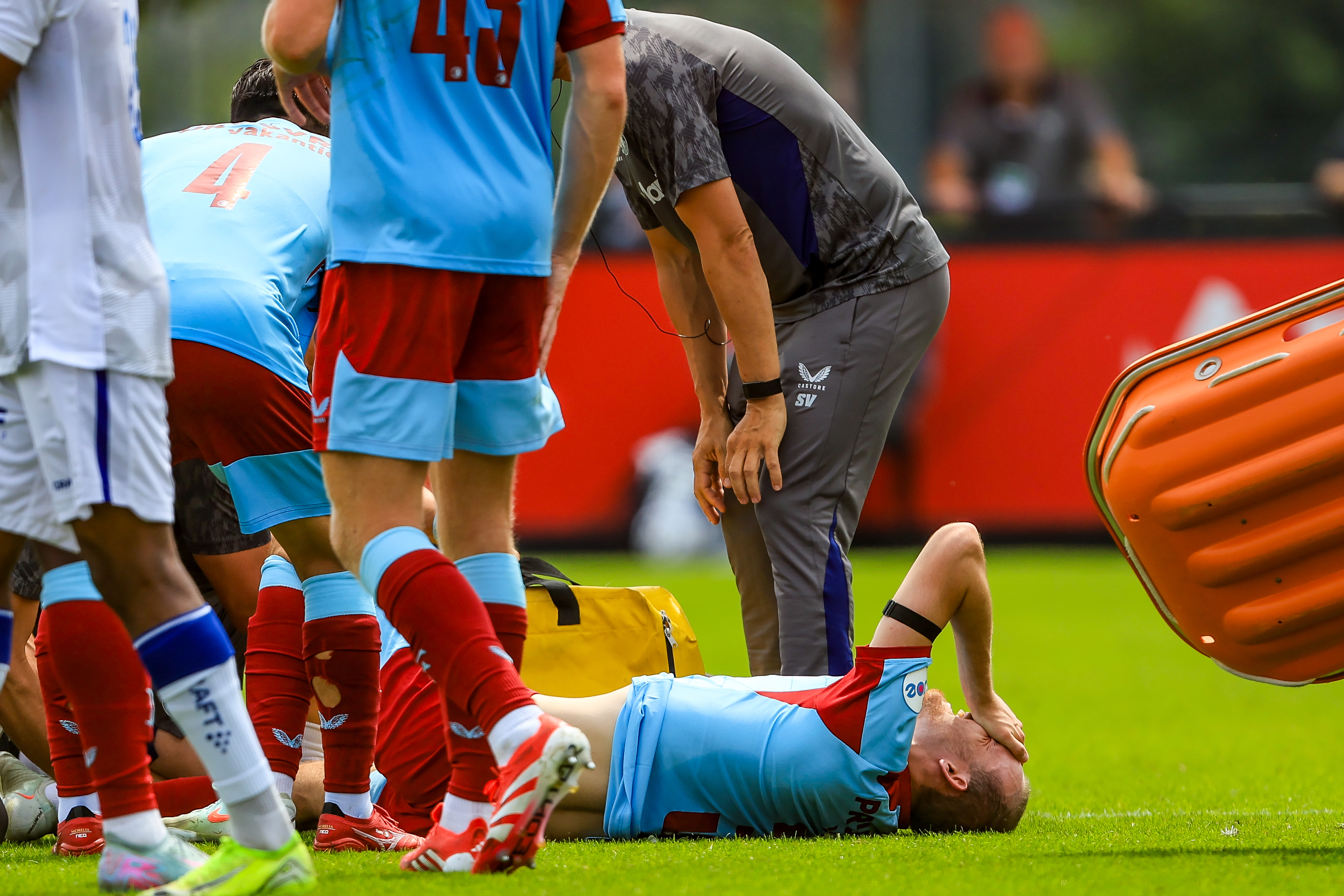 Beelen na harde botsing met brancard van het veld bij Feyenoord; zware blessure dreigt.