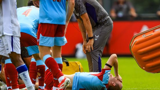 Beelen na harde botsing met brancard van het veld bij Feyenoord; zware blessure dreigt. Beelen na harde botsing met brancard van het veld bij Feyenoord; zware blessure dreigt.