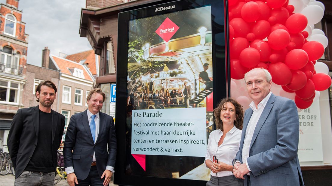 Op de foto onder meer wethouder Geldof, Hanneke Bouwsema van Cultuurpromotie Utrecht en directeur René Witzel van JCDecaux.