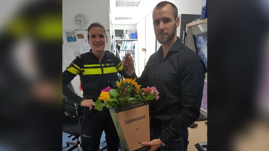 De politie gaf de beveiliger als dank een bos bloemen.