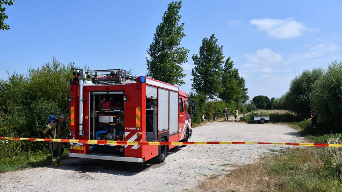 Politie onderzoekt mogelijke drugsdumping na vondst honderd jerrycans bij Terneuzen