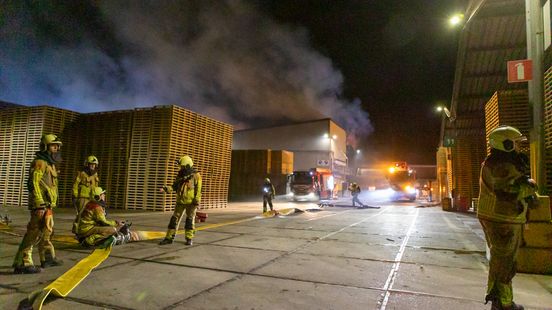 112 Nieuws: Grote, uitslaande brand bij palletbedrijf in Hasselt | Vijf gewonden bij aanrijding in Zwolle. 112 Nieuws: Grote, uitslaande brand bij palletbedrijf in Hasselt | Vijf gewonden bij aanrijding in Zwolle.