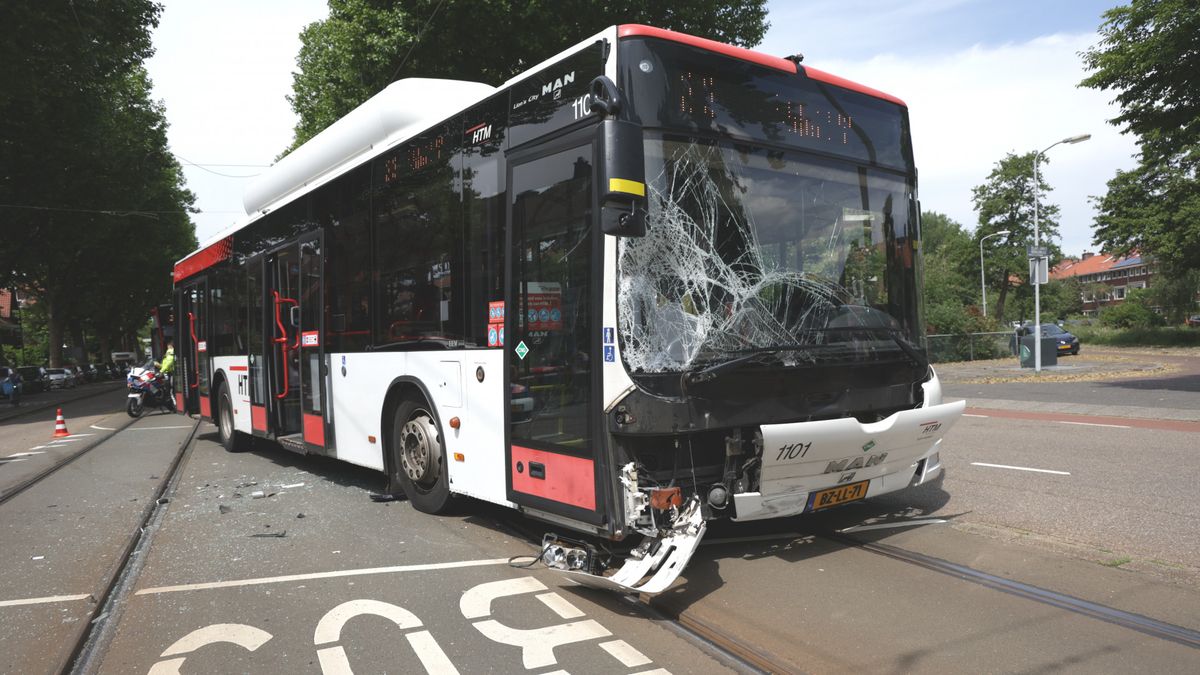 112-nieuws | Botsing tussen lijnbus en auto - Agent lost schot, verdachte gewond geraakt