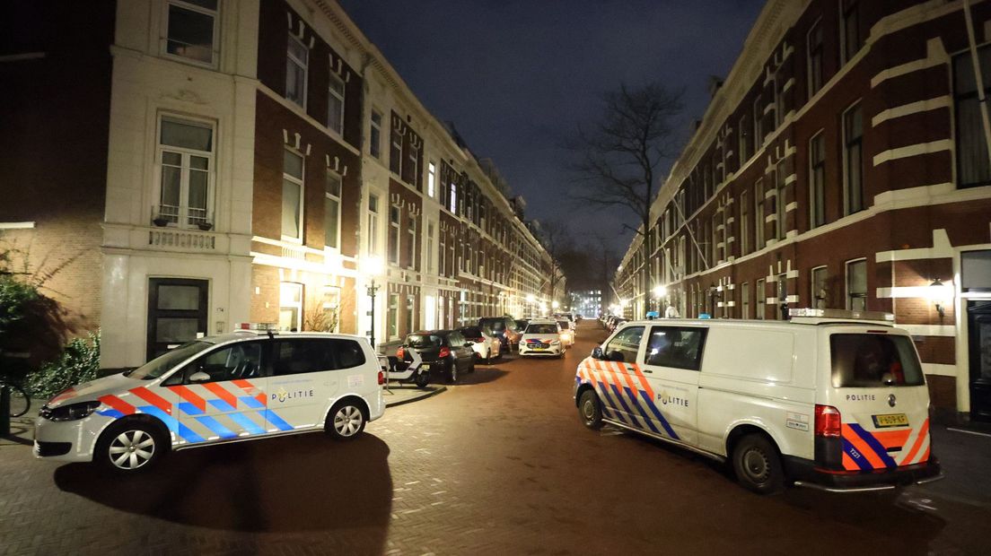 De politie doet onderzoek in de Riouwstraat