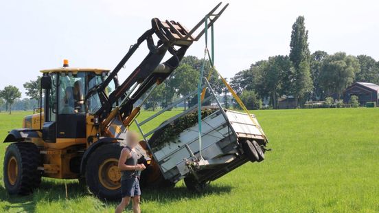 Aanhanger komt los en belandt in sloot