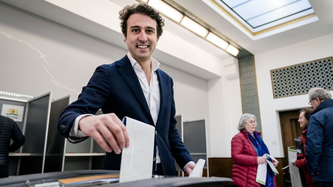 Jesse Klaver (GroenLinks) stemt in Kunstmuseum Den Haag