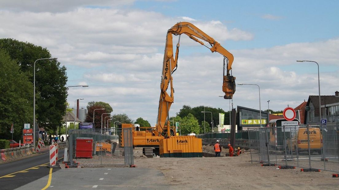 Middenin Balkbrug wordt gewerkt aan een tunnelbak voor doorgaand verkeer