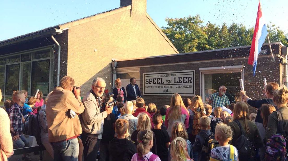 De nieuwe naam van de samenwerkingsschool werd vanmorgen feestelijk bekendgemaakt (Rechten: RTV Drenthe/Marjolein Knol)