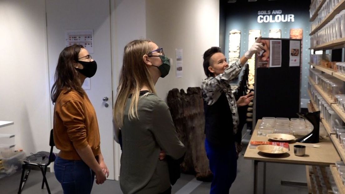 Masharu vertelt studenten van de Wageningen Universiteit over eetbare aarde.