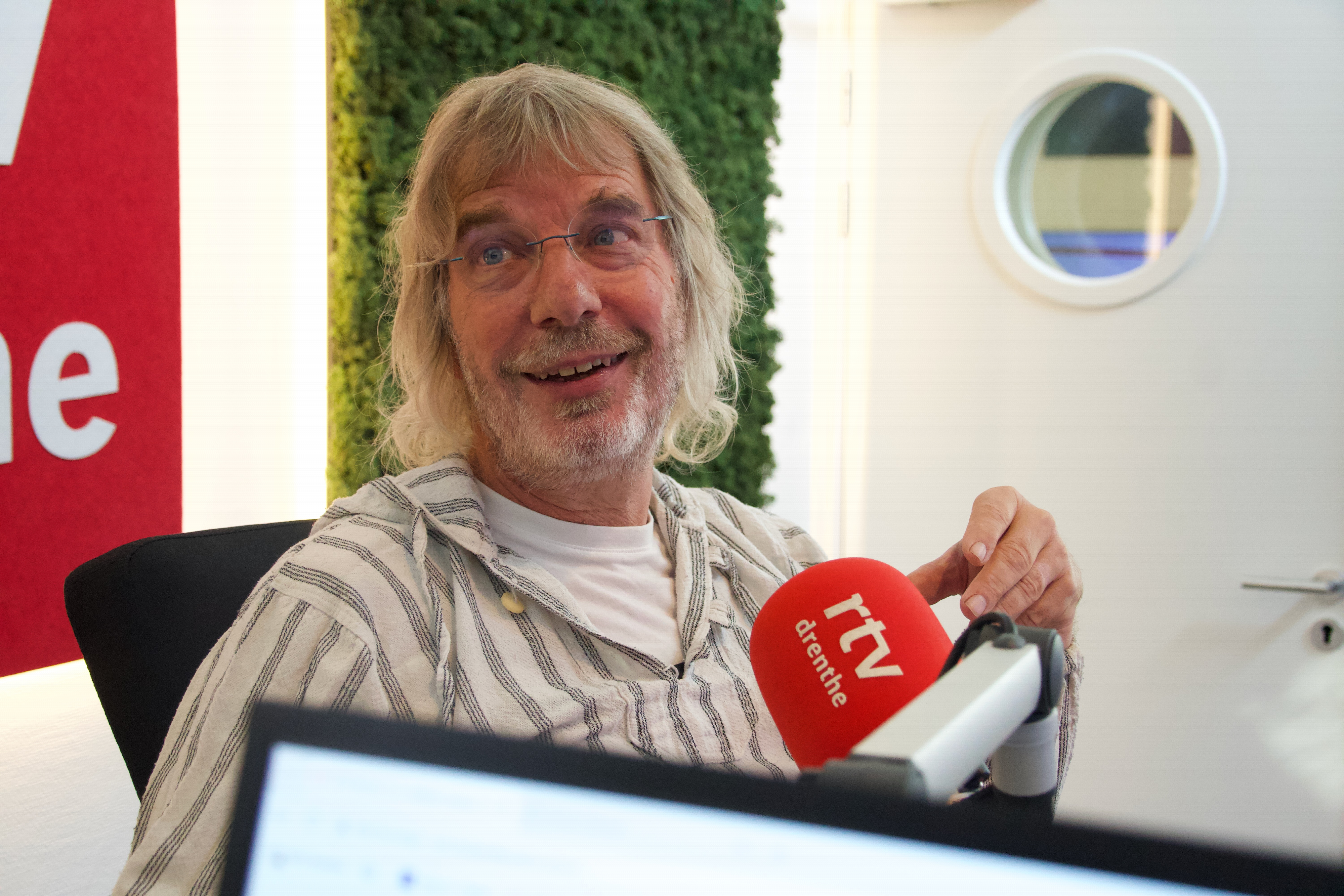 De kleurrijke Koerntjes in de Onze Club Podcast-studio