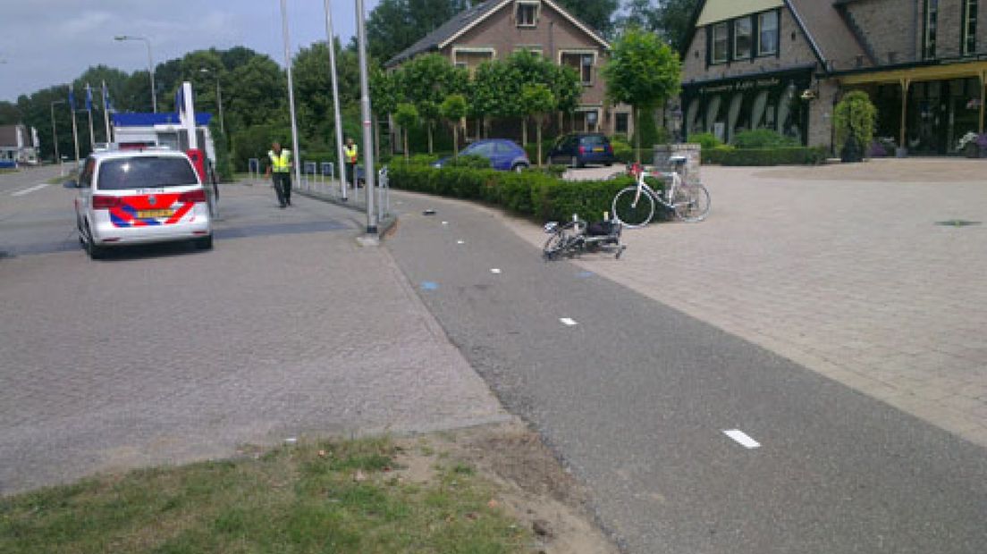 Bij een aanrijding op het fietspad langs de Voorthuizerstraat in Putten is zondagmiddag rond 12.00 uur een 68-jarige fietsster uit Veenendaal omgekomen.
								
			
				
			
			
					De vrouw was op weg naar Putten en botste door nog onbekende oorzaak tegen een 33-jarige wielrenner uit Veenendaal, die met 2 andere wielrenners in de tegenovergestelde richting reed.