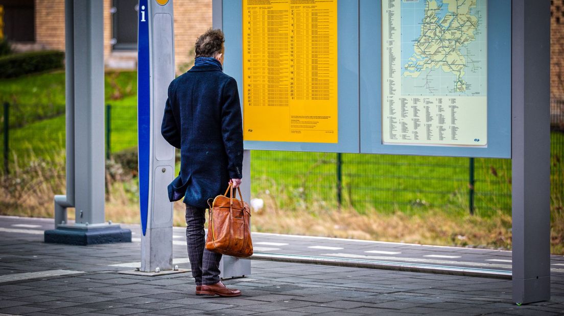 Een gestrande reiziger op een treinstation