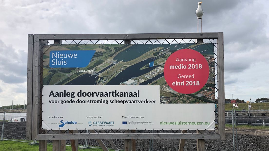 Een tijdelijke wateromleiding bij Terneuzen