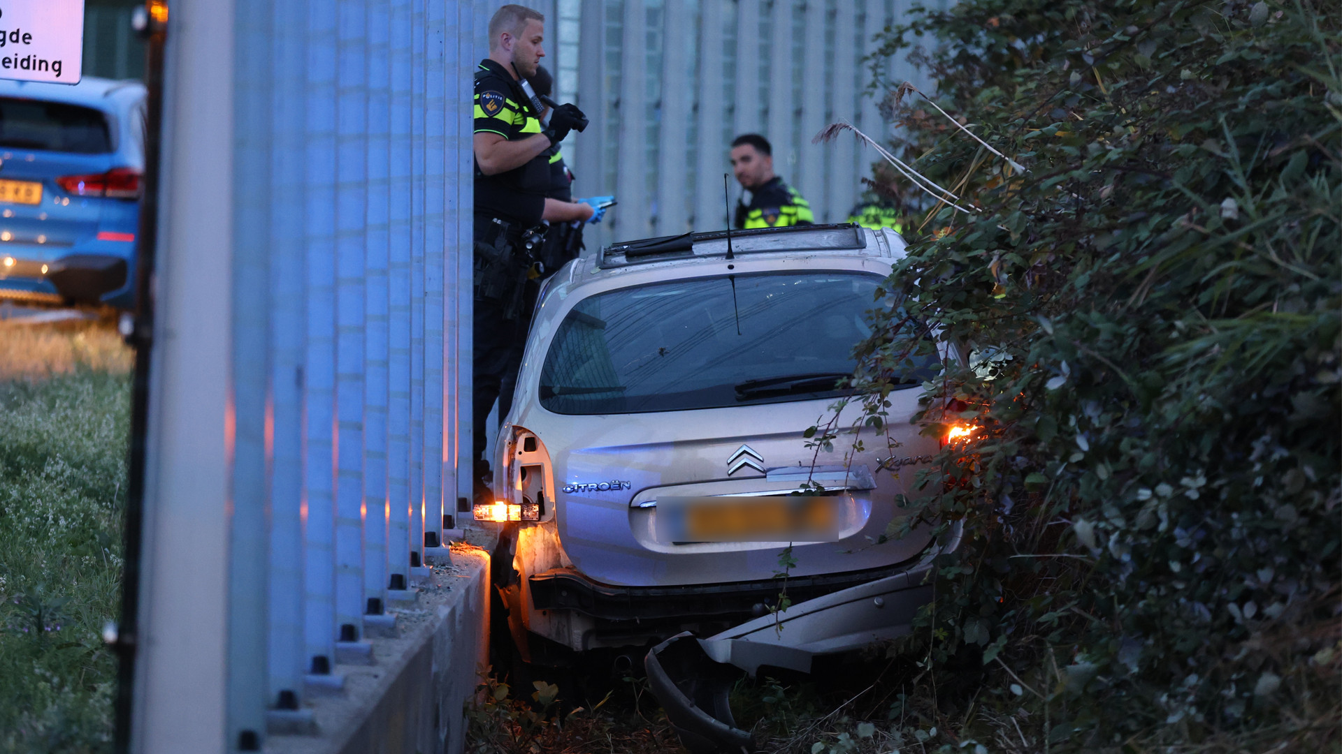 Auto eindigt achter geluidswal - Meerdere etages ontruimd na brand in flat