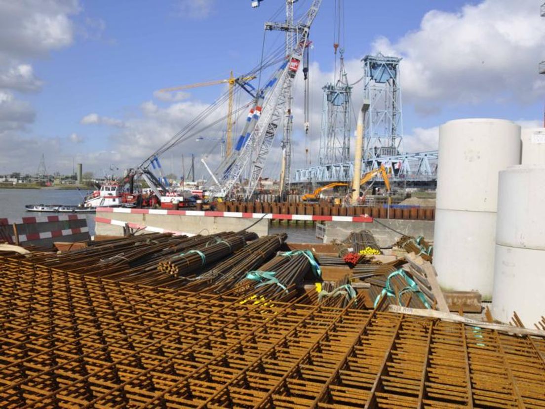 Werk aan de Botlekbrug foto BJ van Brussel