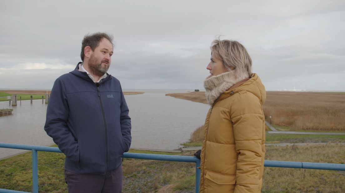 Historicus Stefan Couperus (l) legt uit waarom water vaak een grens vormt.