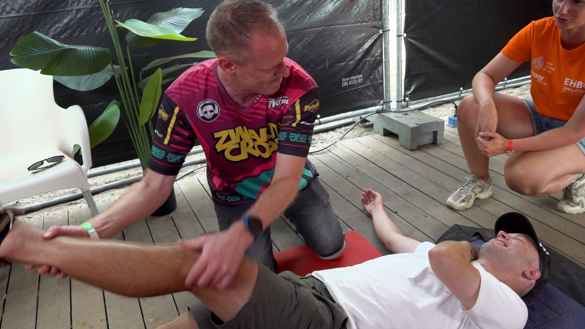 Festivalbezoekers op de Zwarte Cross oefenen de stabiele zijligging