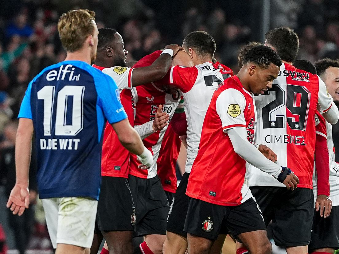 Gernot Trauner wordt bedolven door teamgenoten van Feyenoord, maar zijn doelpunt tegen AZ gaat niet door