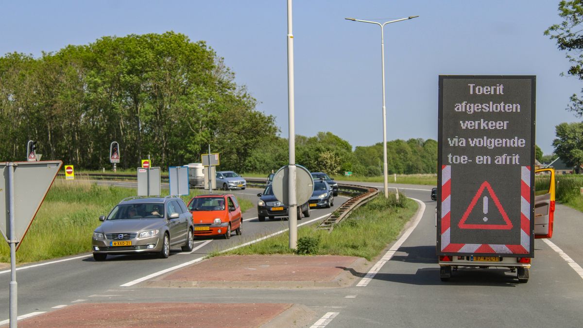 Verkeer heeft last van storing brug Bolsward | Geen parkeerplaats meer voor reizigers naar Ameland