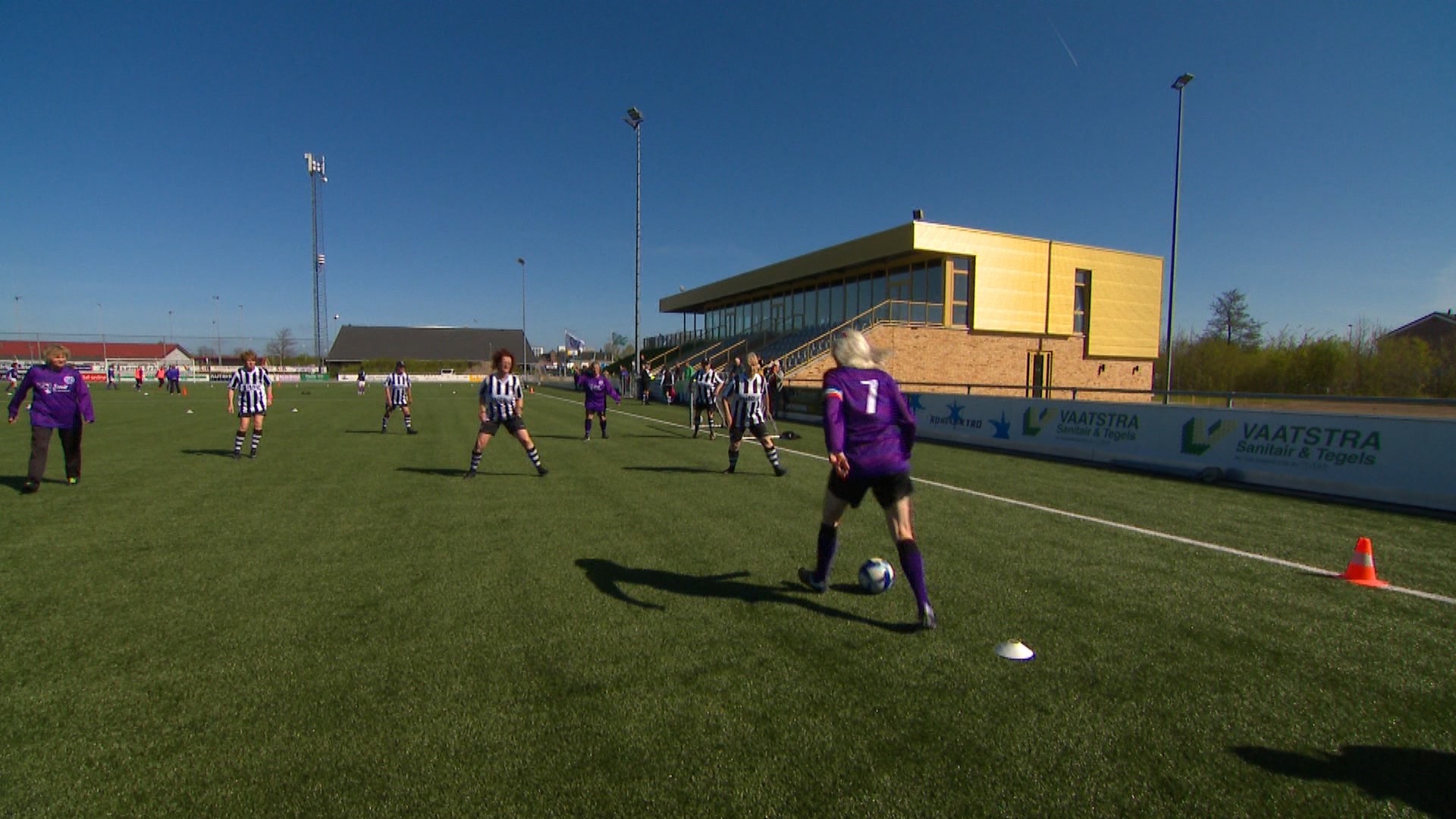 Plezier staat voorop bij walking football voor vrouwen in Bedum: ‘We weten vaak niet eens wat de uitslag is’