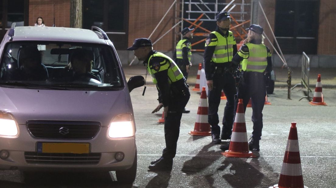 Bijna vijftig automobilisten hadden hun zaakjes niet op orde vrijdagavond in Ede. Bij een grote verkeerscontrole in die plaats liepen zij tegen de lamp. Eén voertuig werd voor onderzoek in beslag genomen.