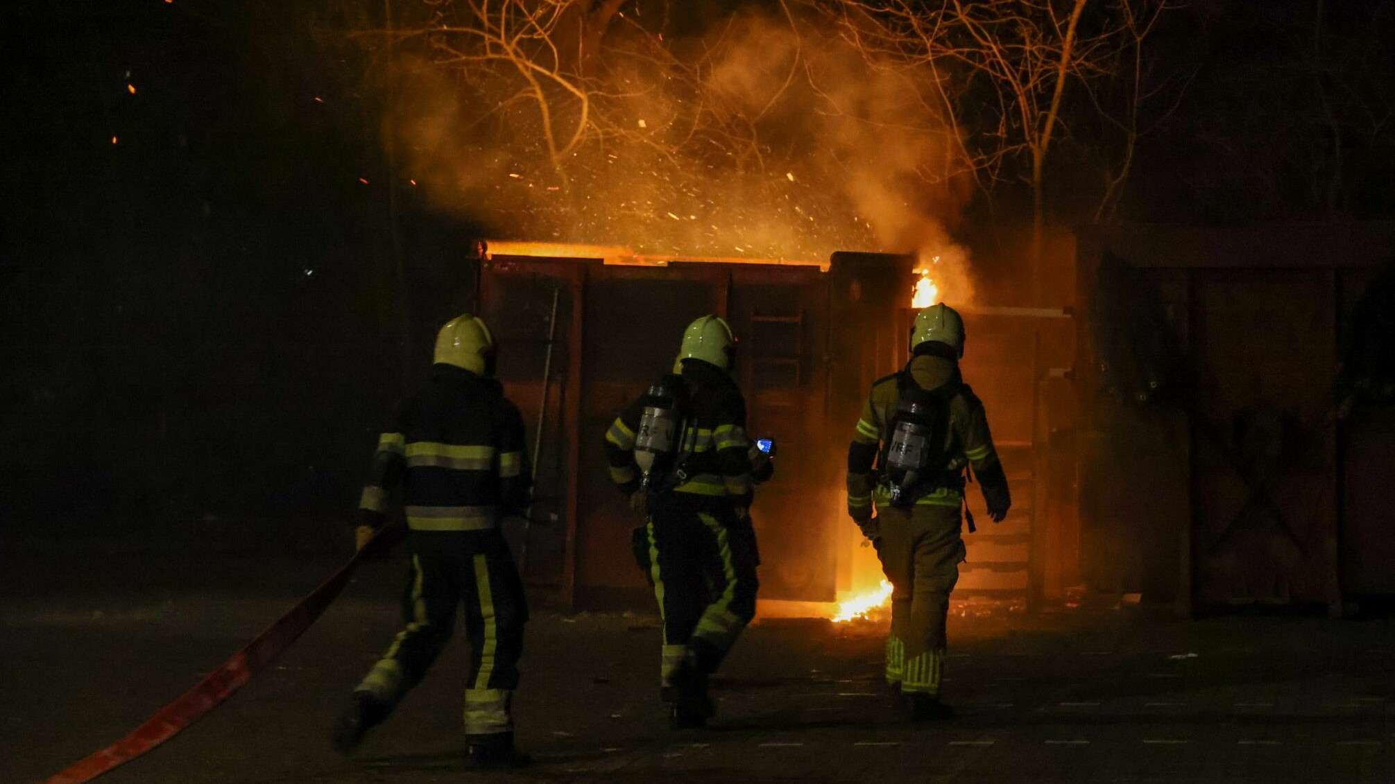 De brânwacht by de kontener