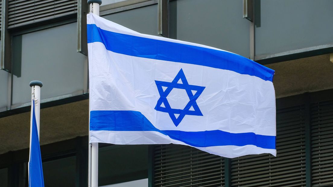 Demonstranten Verbranden Israëlische Vlag, Maar Vlaggenparade Geeft Niet Op Demonstranten Verbranden Israëlische Vlag, Maar Vlaggenparade Geeft Niet Op