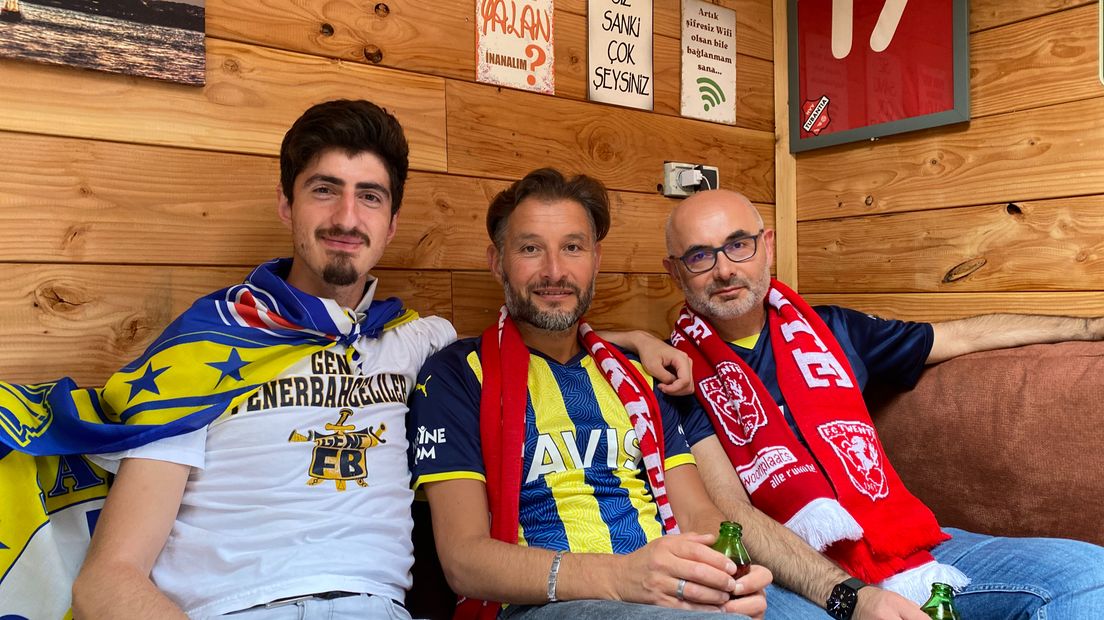 Turkse Tukkers in de clubkleuren van FC Twente en Fenerbahce, met in het midden Erkan Kandemir. Links zit Abdullah Dalgic, rechts  Erdogan Kandemir.
