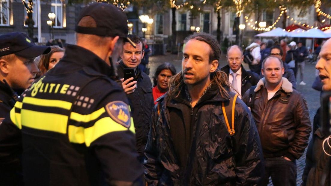 Willem Engel tijdens een onaangekondigd protest in Den Haag