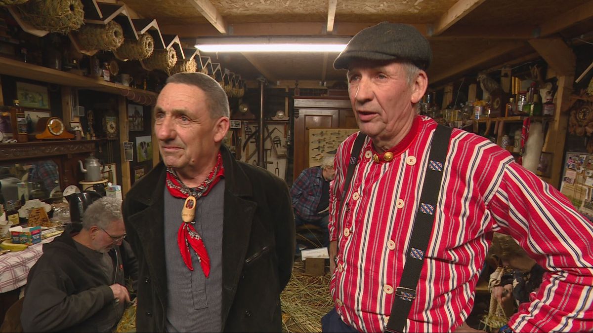 Hendrik en Bouwe leren Ryptsjerksters eendenkorven vlechten