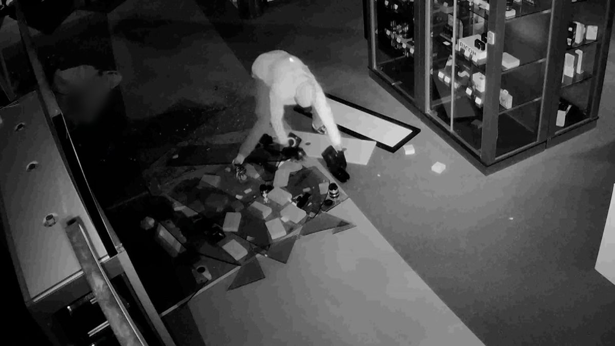 150.000 euro buit bij inbraak Kamera Express in Almelo