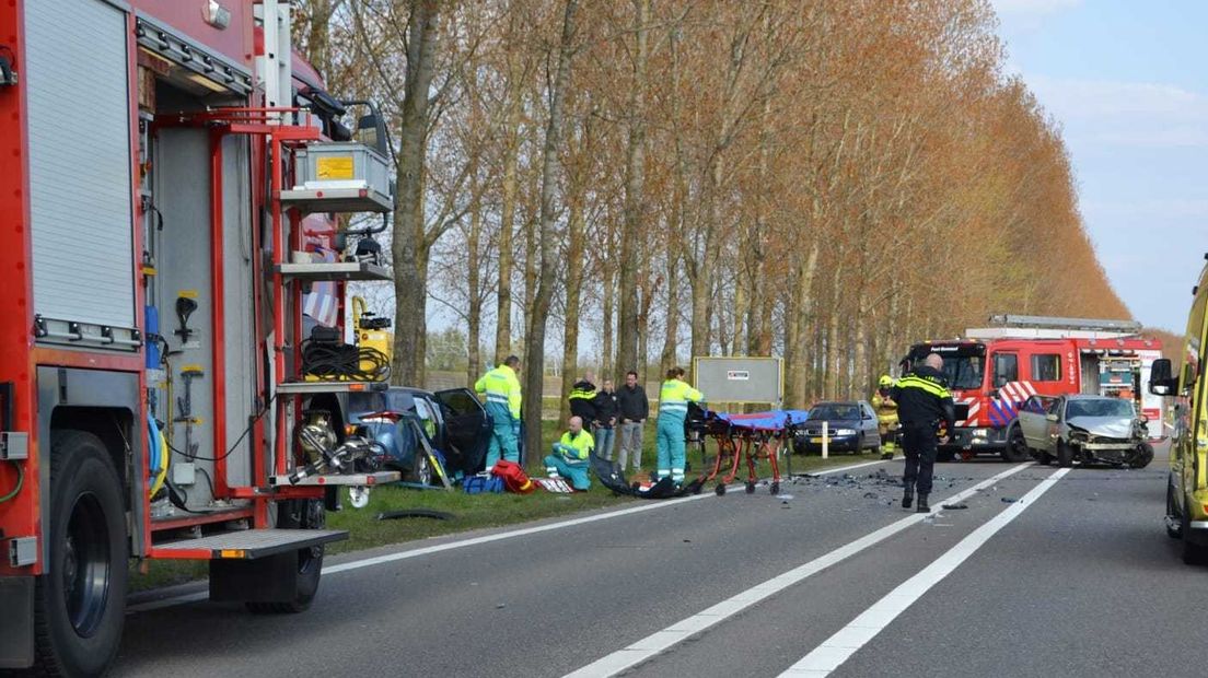 Op de snelweg A15 bij Bemmel zijn zondagmiddag twee auto's frontaal op elkaar gebotst. Zeker één persoon raakte daardoor zwaargewond. De weg was urenlang afgesloten.