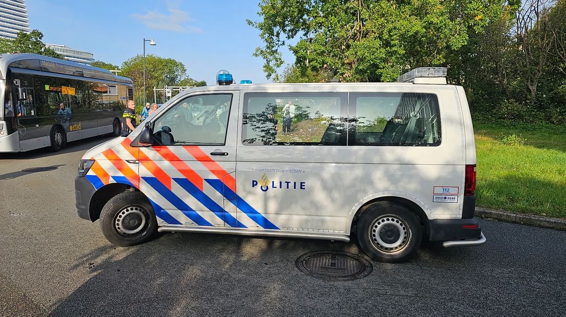Politie bij de bocht in de Verlengde Lodewijkstraat, waar de scooter en auto botsten