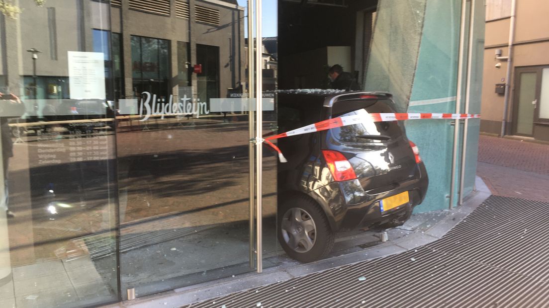 De bekende modezaak Blijdesteijn Mode in Tiel is in de nacht van zondag op maandag de dupe geworden van een ramkraak. Een gestolen auto reed dwars door de voorpui heen en richtte een ravage aan.