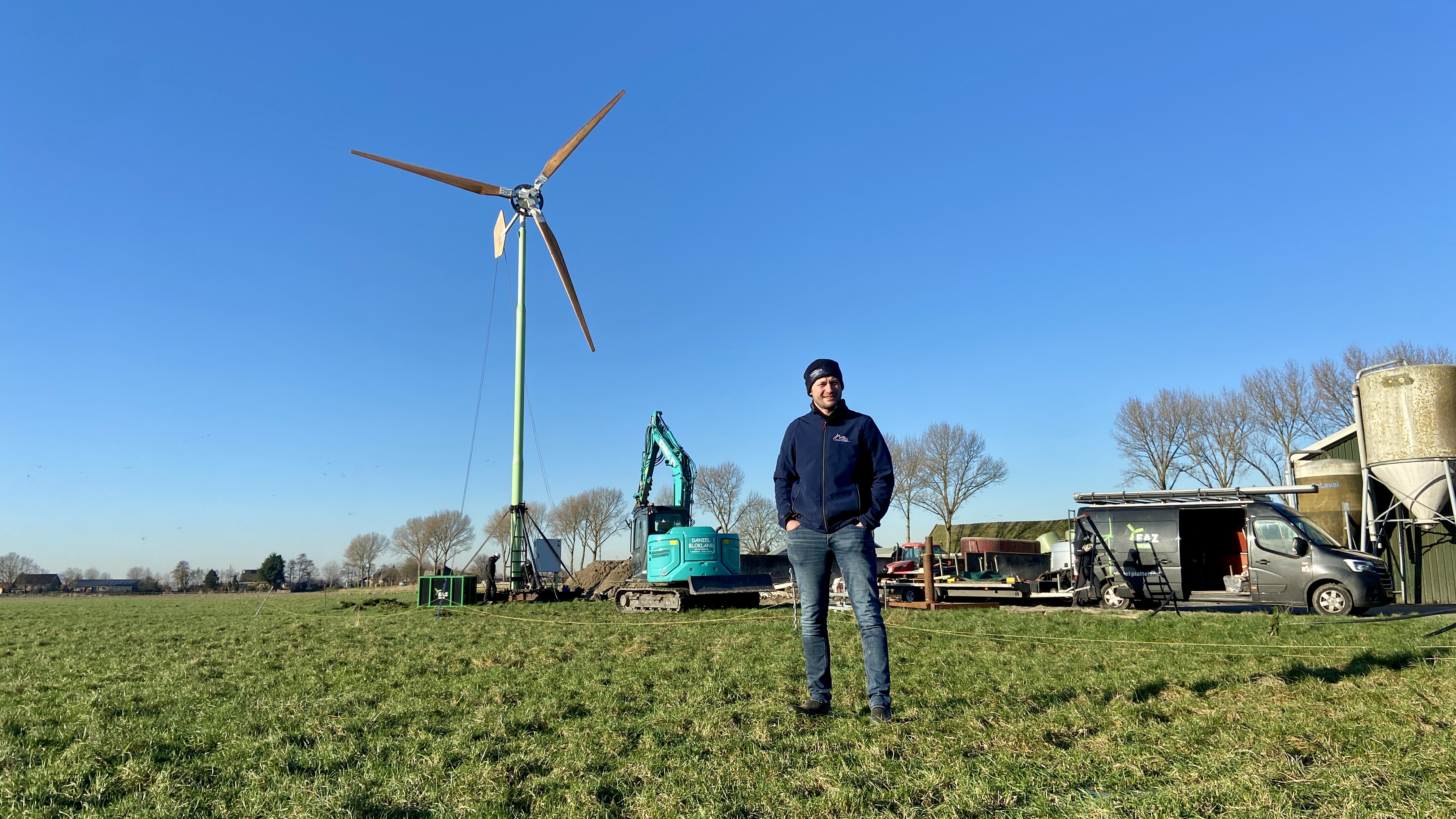 Boer Siem van Leeuwen bij de windmolen op zijn eigen erf