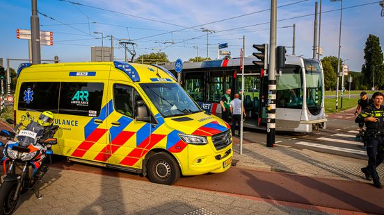 Fietsster komt in botsing met tram | Schade door explosies op meerdere plekken. Fietsster komt in botsing met tram | Schade door explosies op meerdere plekken.