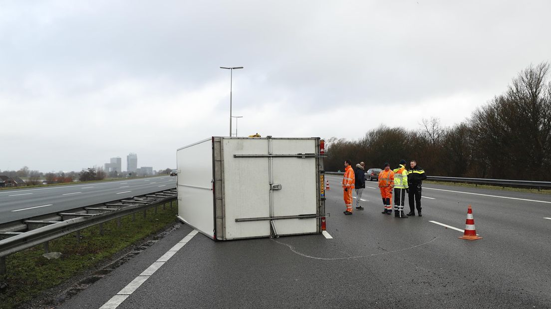 Omgewaaide vrachtwagen op A28 net buiten Zwolle