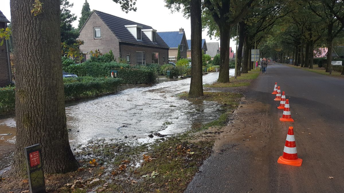 'Kleine rivier' door gesprongen waterleiding in Klijndijk