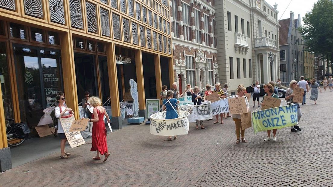 Protestactie 'Hoepel op met anderhalve meter' in Deventer trekt veel bekijks