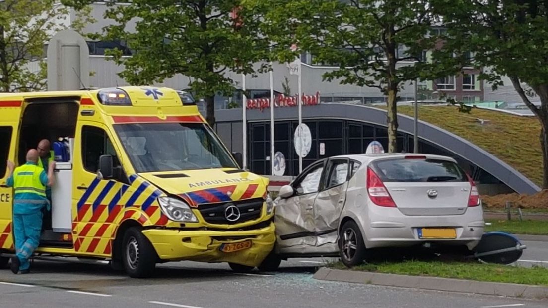 In de Arnhemse wijk Presikhaaf is zaterdagmiddag een ambulance in botsing gekomen met een personenauto. Beide voertuigen raakten daarbij zwaar beschadigd.