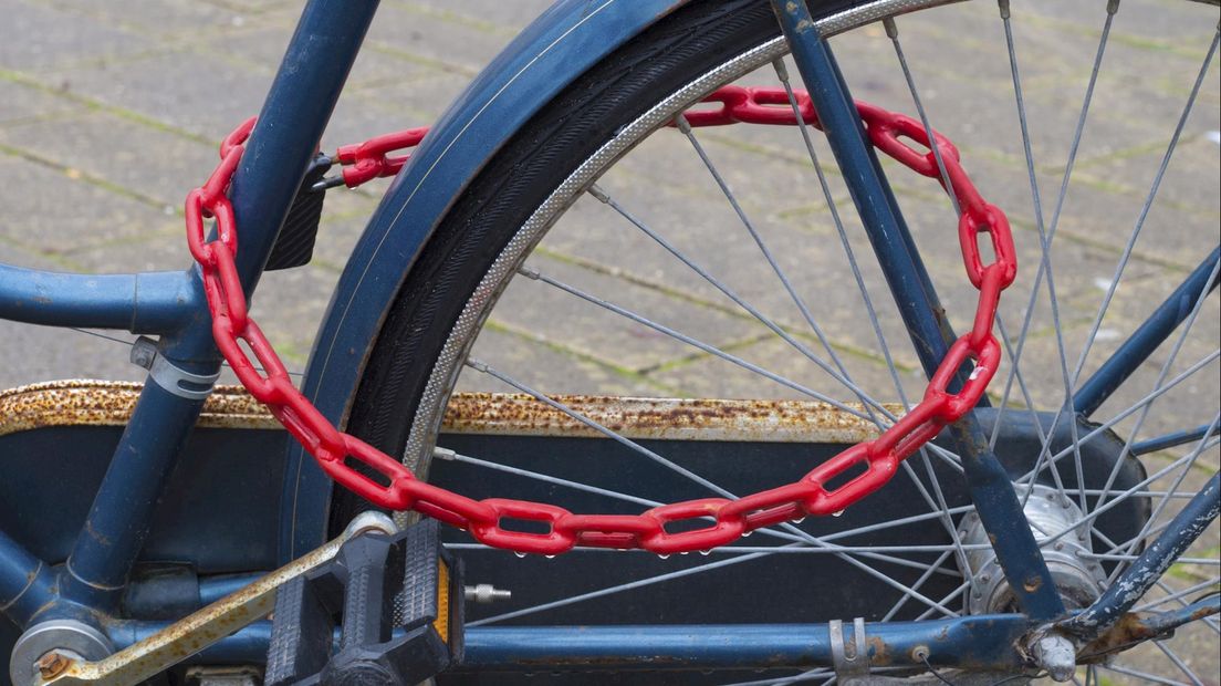 Mannen wilden fietsen en bladblazer stelen