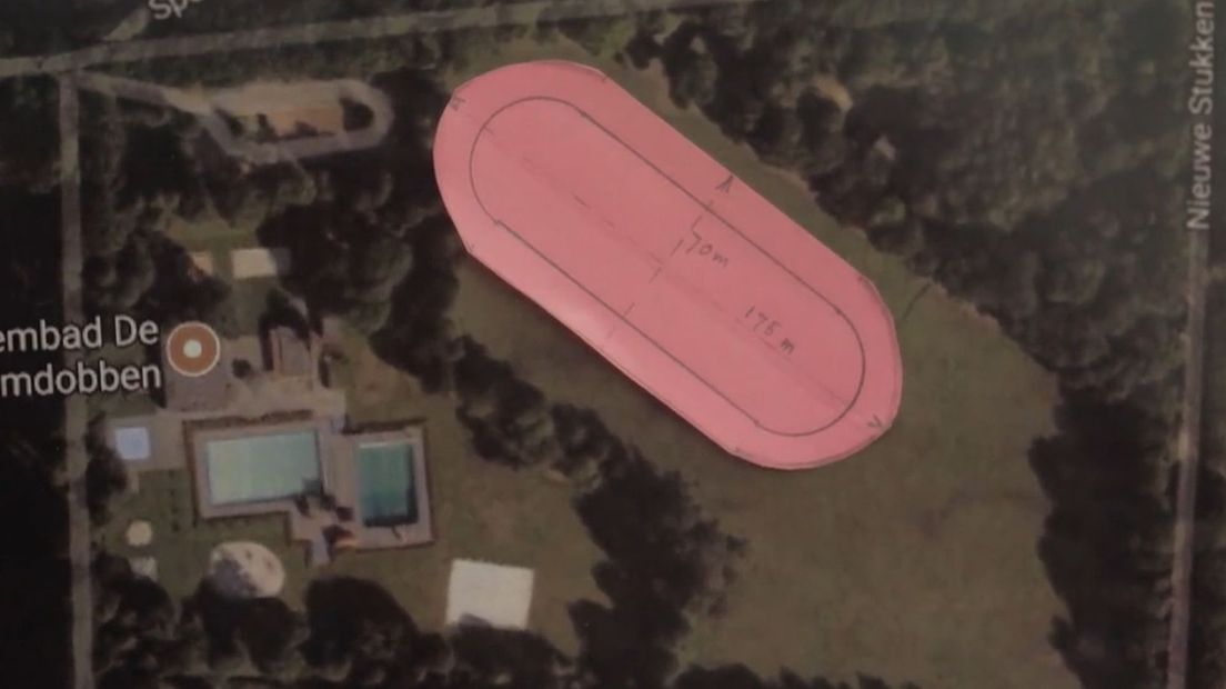 De toekomstige 400 meter baan moet naast het zwembad komen te liggen (Rechten: RTV Drenthe)