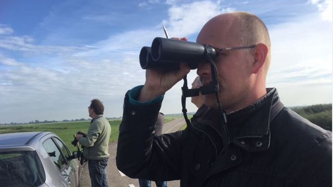 Voor de veertiende keer telden ze zaterdag de overvliegende vogels, de vrijwilligers van de Vogelbeschermingswacht Noord-Veluwe. Hun vaste stek is de Zomerdijk langs het Drontermeer, vlak onder Noordeinde, zeg maar het meest noordelijke puntje van Gelderland.