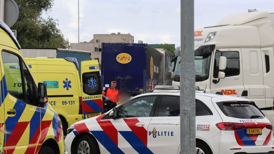 Vrachtwagenchauffeur opgepakt na botsing met fietser in Utrecht. Vrachtwagenchauffeur opgepakt na botsing met fietser in Utrecht.