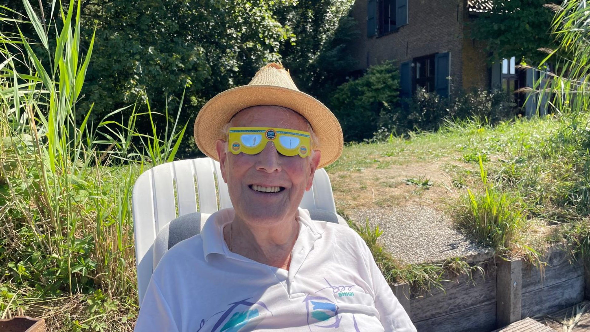 Met zijn 27-jaar oude eclipsbril is Henk Rietveld (91) klaar voor de zonsverduistering