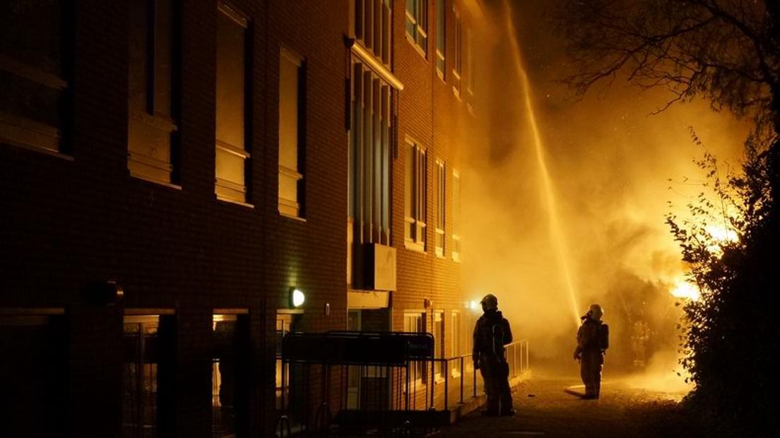 De brandweer moest een pand van het ziekenhuis nat houden vanwege de felle brand (Rechten: Van Oost Media)