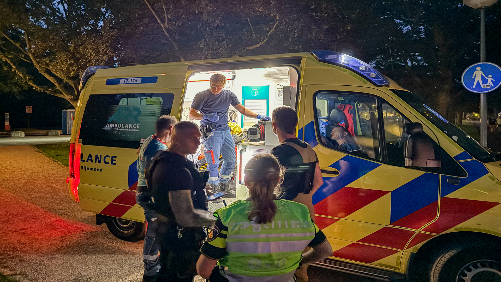 Hulpverleners hebben de man in meerdere dekens gewikkeld om hem weer op temperatuur te brengen.